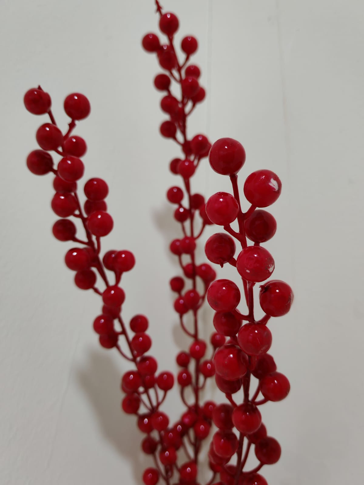 Rama de bolitas navideñas