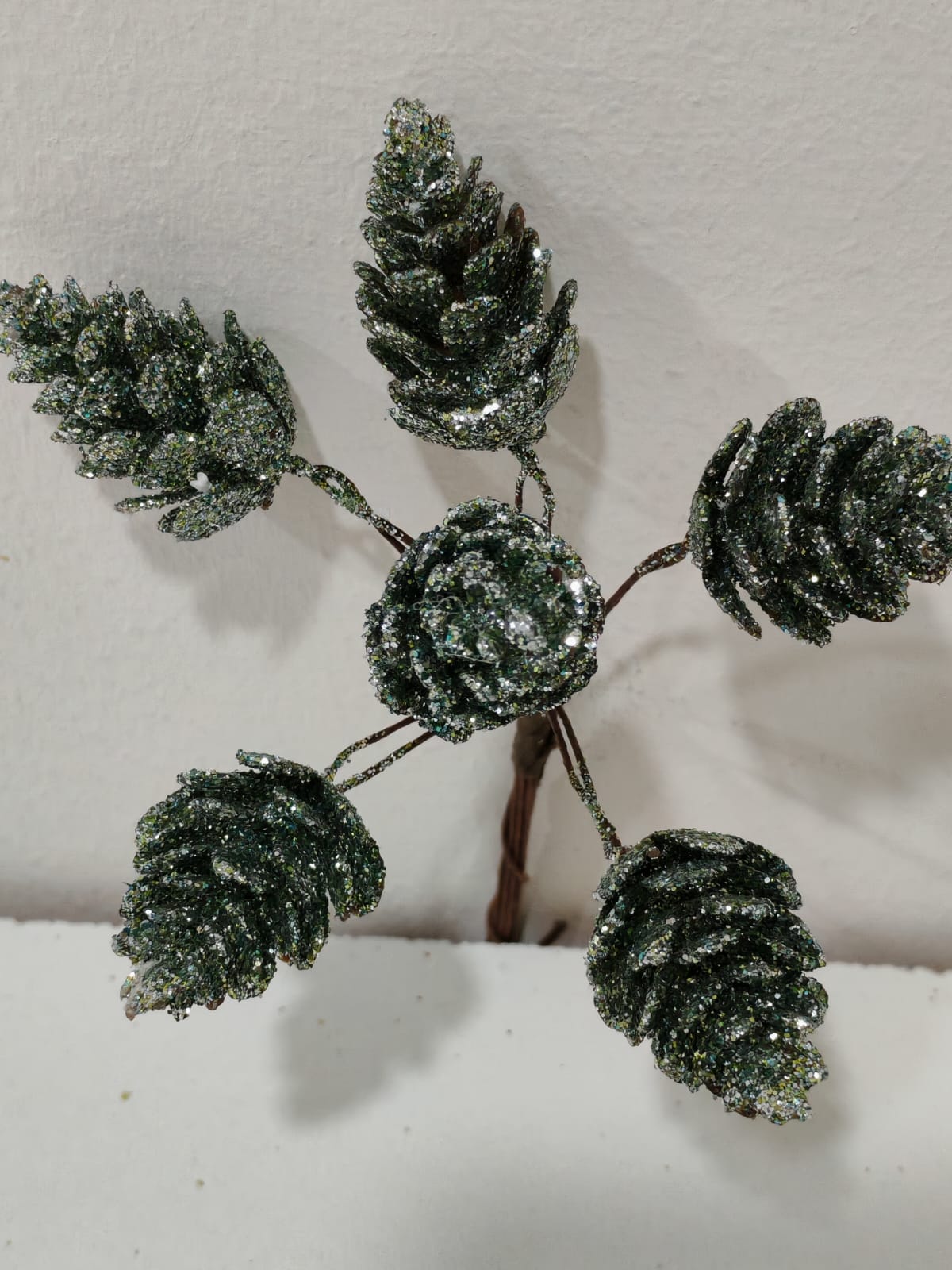 Rama navideña de bellotas