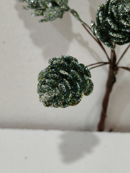 Rama navideña de bellotas