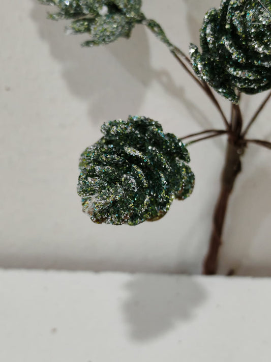 Rama navideña de bellotas